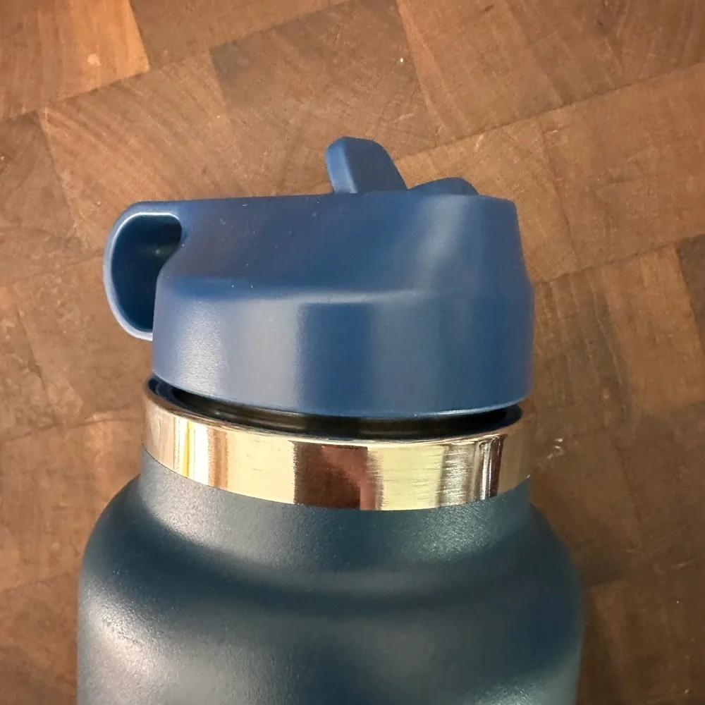 EUC Hydro Flask 32oz insulated cup with sipper top - Picture 4 of 6